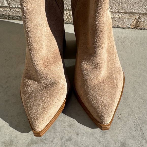 Oshay Pointed Toe Bootie Women Sz 4
Marc Fisher LTD Walnut Suede New - Picture 12 of 15